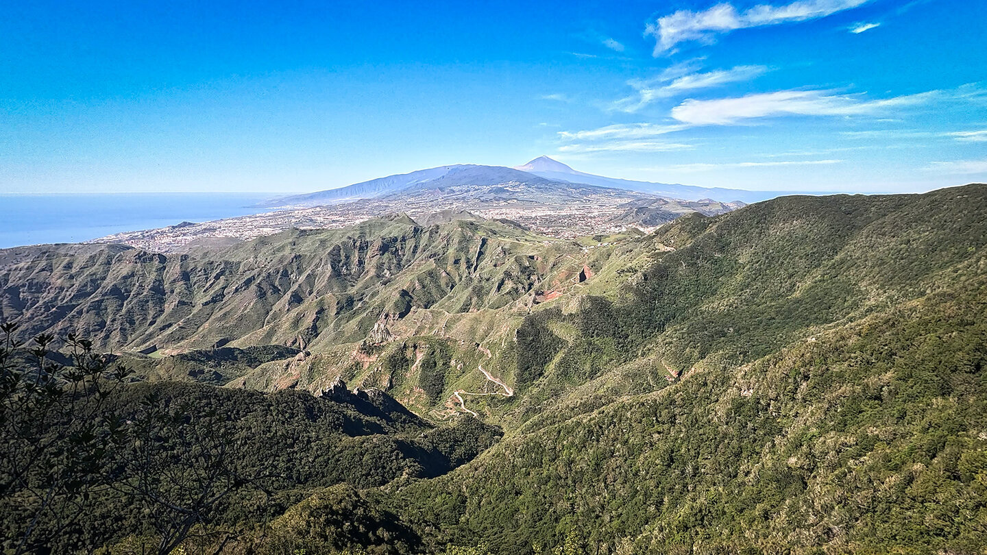 Ausblick am Pico del Inglés im Anaga Naturpark bis zum Teide