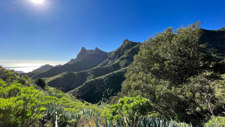 Weiter Panoramablick über das Anaga-Gebirge auf Teneriffa