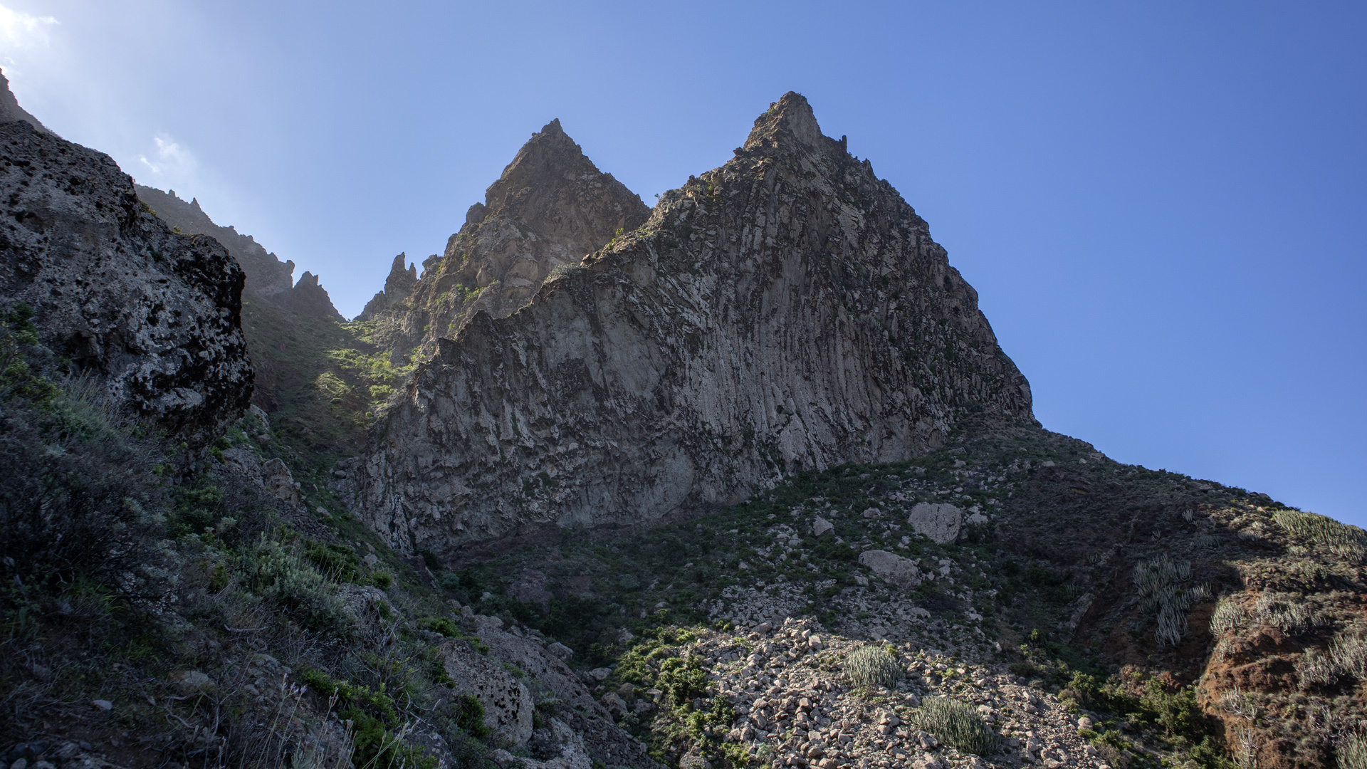 Basaltsäulen und felsige Gipfel im Anaga