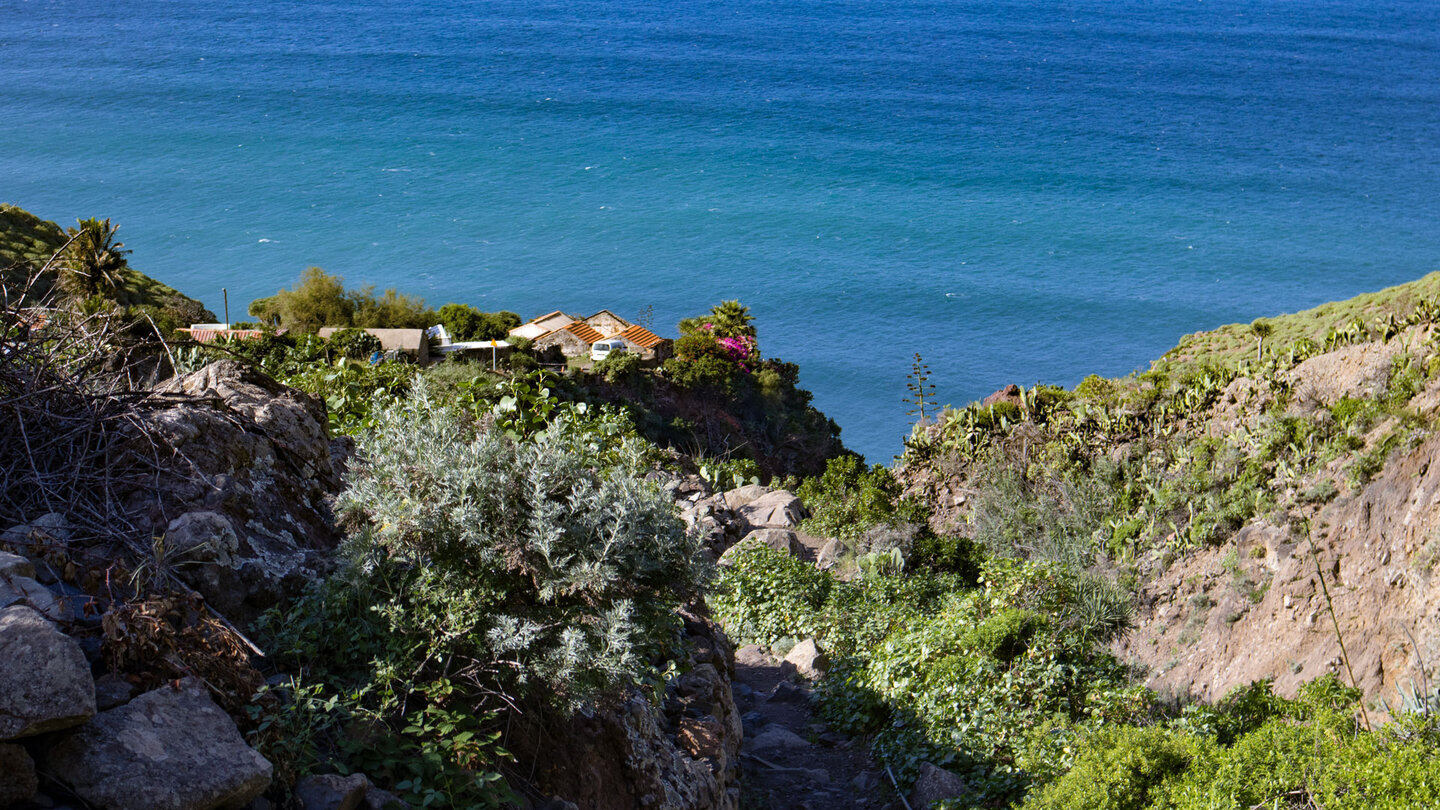 Ausblick auf den Ort El Draguilo vom Wanderweg mit Meerblick