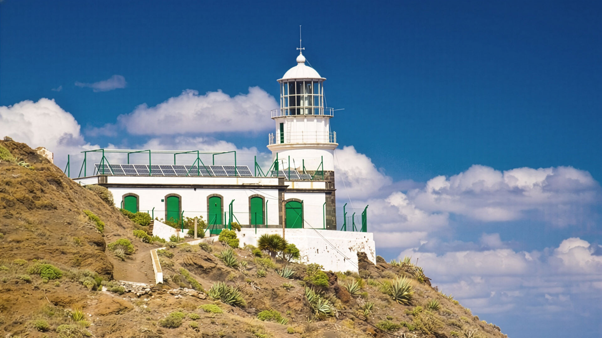 der Leuchtturm Faro de Anaga an der Küste von Chamorga
