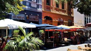 Die lebhafte La Rambla mit Bars und Kunstwerken -- Flaniermeile von Santa Cruz