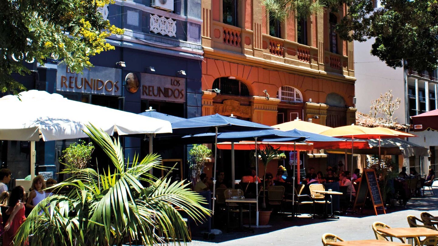 lebhafte La Rambla mit Bars in Santa Cruz de Tenerife