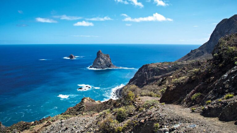 die Meeresfelsen Roques de Anaga hinter dem Küstenplateau von Las Palmas