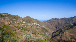Weiter Ausblick von Lomo de los Dragos auf Los Batanes und das Dorf Chinamada im Anaga-Gebirge