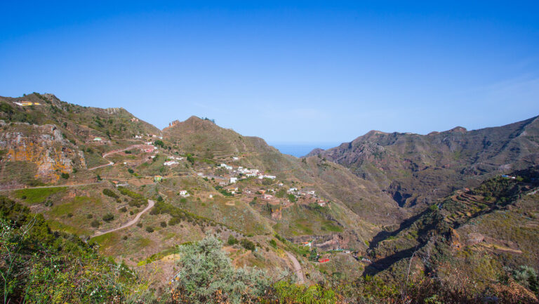 Weiter Ausblick von Lomo de los Dragos auf Los Batanes und das Dorf Chinamada im Anaga-Gebirge