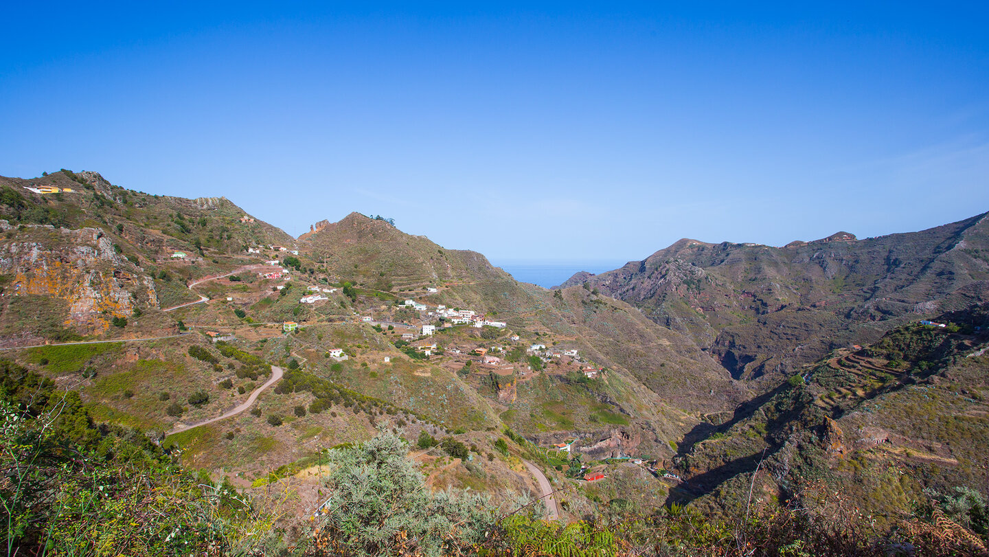Ausblick von Lomo de los Dragos auf Los Batanes und das Dorf Chinamada im Anaga-Gebirge