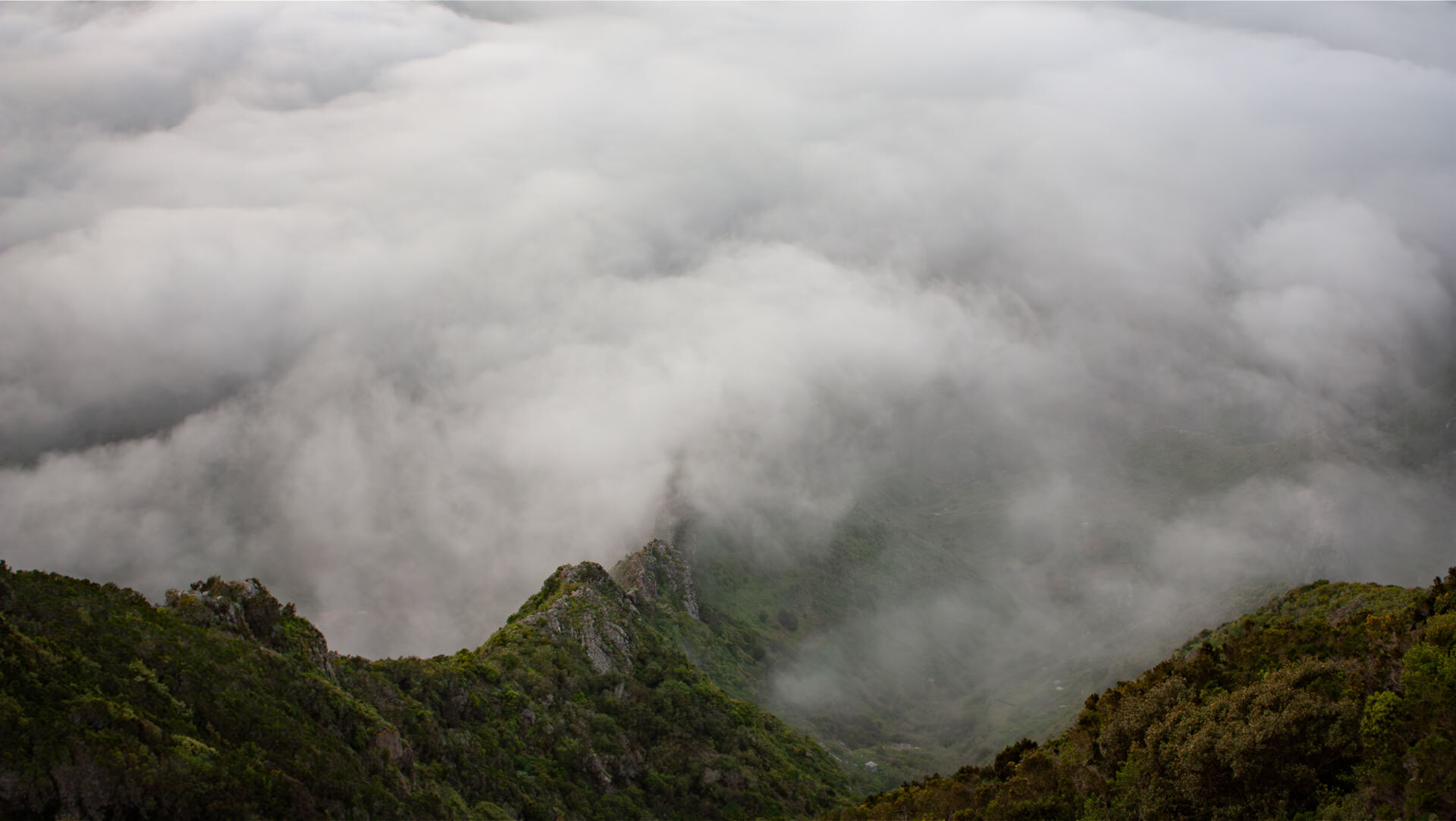 Heraufziehende Wolken über dem nebelreichen Gebirgskamm des Anaga auf Teneriffa
