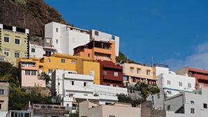 Am Hang gebaute Häuser in San Andrés -- malerisch über der Playa de Las Teresitas auf Teneriffa
