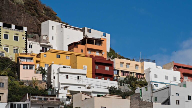 Am Hang gebaute Häuser in San Andrés -- malerisch über der Playa de Las Teresitas auf Teneriffa