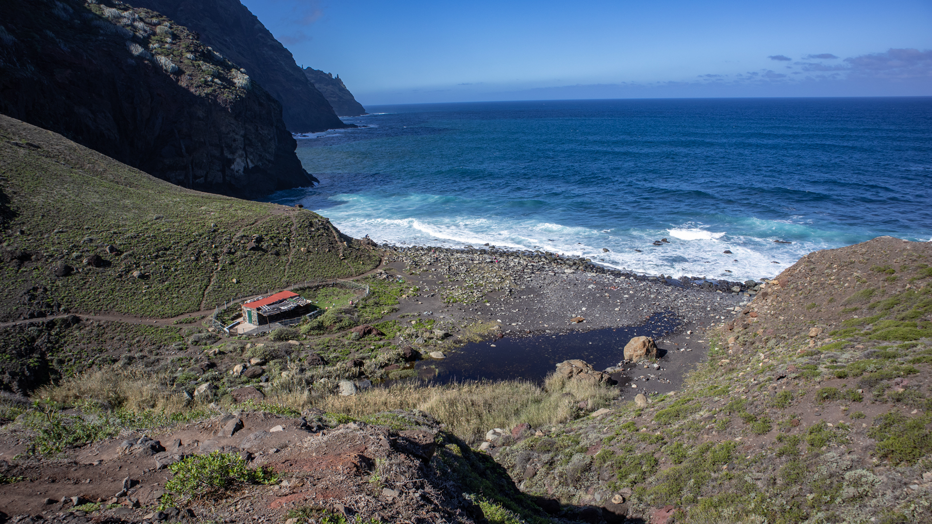 Weiter Ausblick von der Höhenstrasse über den Barranco de Afur zur Playa de Tamadite im Anaga