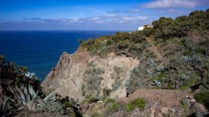 der Wanderpfad führt entlang steil abfallender Klippen an der Anaga-Küste